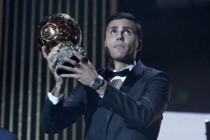 Mengapa Rodri Pakai Kruk saat Terima Trofi Ballon d'Or 2024?