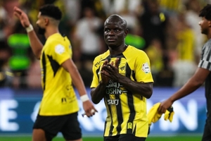 Memang Panutan! N'Golo Kante Punguti Sampah di Lapangan Saat Pemain Lain Lebih Pilih Istirahat Memang Panutan! N'Golo Kante Punguti Sampah di Lapangan Saat Pemain Lain Lebih Pilih Istirahat