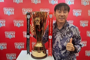 Shin Tae-yong Semringah Foto dengan Trofi Piala AFF 2024 di Jakarta, Bocorkan Persiapan Timnas Indonesia: TC di Bali 10 Hari, Tanpa Pemain Abroad