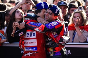 So Sweet! Momen Pecco Bagnaia Bertahan di Podium demi Tonton Selebrasi Jorge Martin, Ini Alasannya