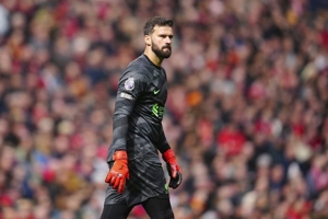 Sudah Latihan, Arne Slot Tunda Comeback Alisson di Liverpool