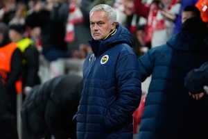 Hasil Slavia Praha vs Fenerbahce: Comeback Dramatis, Tim Jose Mourinho Menang 2-1