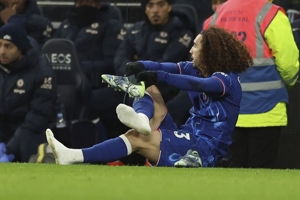 Kocak! Bikin Sial di Laga Tottenham vs Chelsea, Sepatu Cucurella Langsung Dibuang ke Bak Sampah