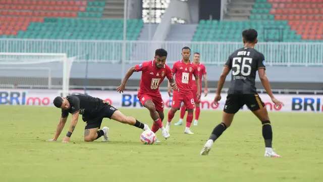 Aksi pemain Malut United, Yance Sayuri melewati bintang Dewa United, Alexis Messidoro dalam laga pekan ke-30 BRI Liga 1 2024/2025 di Stadion Pakansari, Bogor, Jumat (25/4/2025). (Dok. Malut United)