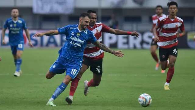 Tyronne del Pino tampil cukup memuaskan saat debut dengan Persib Bandung lawan Madura United. Namun dia mengalami cedera (dok: Persib)