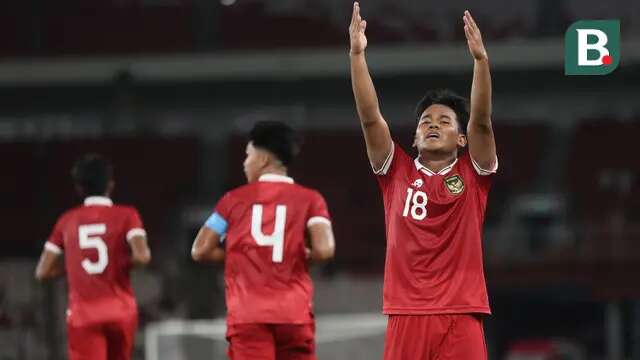 Selebrasi gelandang Timnas Indonesia U-20, Toni Firmansyah setelah menjebol gawang Thailand U-20 pada laga uji coba di Stadion Utama Gelora Bung Karno (SUGBK), Senayan, Jakarta, Jumat (26/1/2024) malam WIB. (Bola.com/M Iqbal Ichsan)