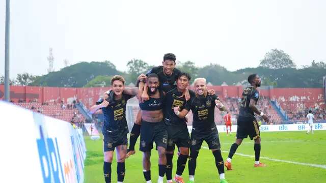Pemain PSIS Semarang saat merayakan gol kemenangan ke gawang Persik Kediri pada duel pekan ke-11 BRI Liga 1 2024/2025 di Stadion Brawijaya, Kediri, Sabtu (23/11/2024). Mahesa Jenar sukses menang 1-0 lewat gol tunggal Evandro Brandao. (DOK PSIS)