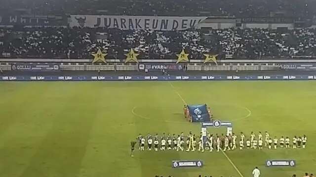 Suasana Stadion Gelora Bandung Lautan Api (GBLA) saat Persib Bandung menjamu PSS Sleman pada laga pekan 30 BRI Liga 1 2024/2025, Sabtu (26/4/2025). (Bola.com/Erwin Snaz)