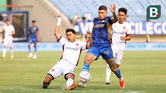 Pemian Persib Bandung, Ciro Alves berebut bola dengan pemain PSM Makassar, Muhammad Daffa Salman pada laga Piala Presiden 2024 di Stadion Si Jalak Harupat, Bandung, Jumat (19/07/2024). (Bola.com/Abdul Aziz)