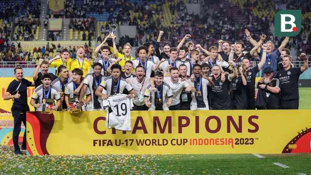Selebrasi para pemain Timnas Jerman U-17 dengan trofi juara setelah mengalahkan Timnas Prancis U-17 melalui adu penalti pada laga final Piala Dunia U-17 2023 di Stadion Manahan, Solo, Sabtu (2/12/2023). (Bola.com/Bagaskara Lazuardi)