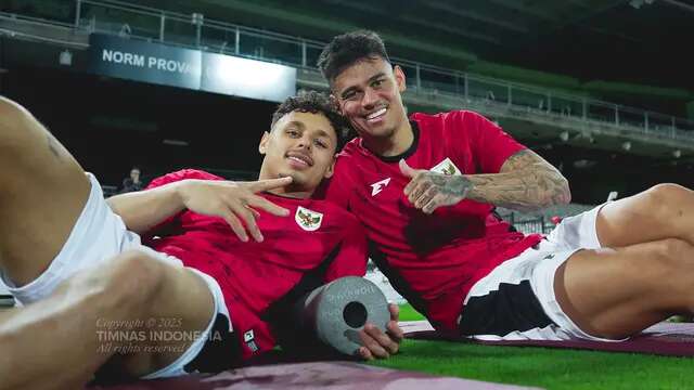 Dua pemain Timnas Indonesia, Dean James dan Mees Hilgers mengikuti sesi latihan perdana Timnas Indonesia di Stadion Netstrata Jubilee, Sydney, Selasa (18/3/2025) malam jelang laga melawan Timnas Australia (Dok. PSSI)