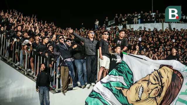 Saling respek juga ditunjukkan kedua suporter yang secara bergantian menyanyikan lagu kebesaran masing-masing klub sepanjang laga PSS Sleman melawan Persib Bandung. (Bola.com/Bagaskara Lazuardi)