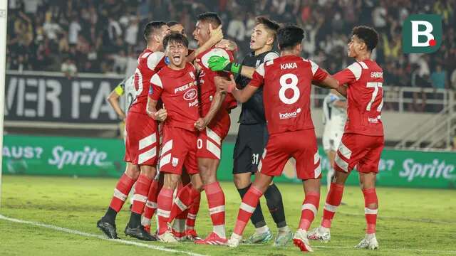 Para pemain Persis Solo merayakan gol yang dicetak oleh Cleylton Santos pada menit-menit akhir yang menyelamatkan timnya dari kekalahan melawan Bali United di Stadion Manahan, Solo, Kamis (6/3/2025). (Bola.com/Radifa Arsa)