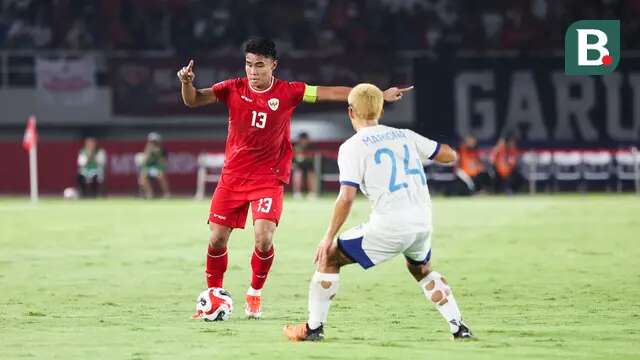 Pemain Timnas Indonesia, Muhammad Ferarri (kiri) berusaha melewati penjagaan pemain Filipina, Javier Alessandro Mariona saat laga Grup B Piala AFF 2024 yang berlangsung di Stadion Manahan, Solo, Jawa Tengah, Sabtu (21/12/2024). (Bola.com/Abdul Aziz)