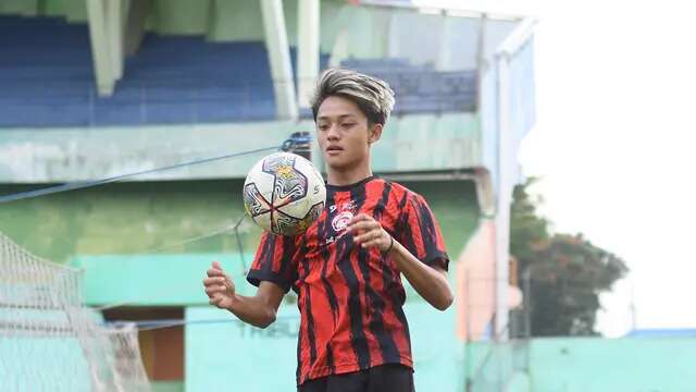 Aksi pemain baru Arema FC, Achmad Maulana Syarif dalam sesi latihan. (Bola.com/Iwan Setiawan)