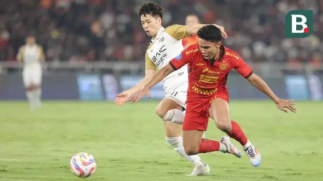 Bek Persija Jakarta, Muhammad Ferarri merebut bola dari penguasaan gelandang Dewa United, Taisei Marukawa dalam laga BRI Liga 1 2024/2025 di Stadion Utama Gelora Bung Karno, Jakarta, Senin (16/9/2024). (Bola.com/Muhammad Iqbal Ichsan)