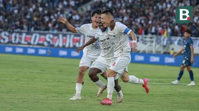 Kapten Persis Solo, Sho Yamamoto, merayakan gol bersama rekannya, Moussa Sidibe dan Zanadin Fariz, seusai berhasil mencetak gol ke gawang Persita Tangerang pada pekan ke-30 BRI Liga 1 2024/2025 di Stadion Manahan, Solo, Minggu (27/4/2025). (Bola.com/Radifa Arsa)