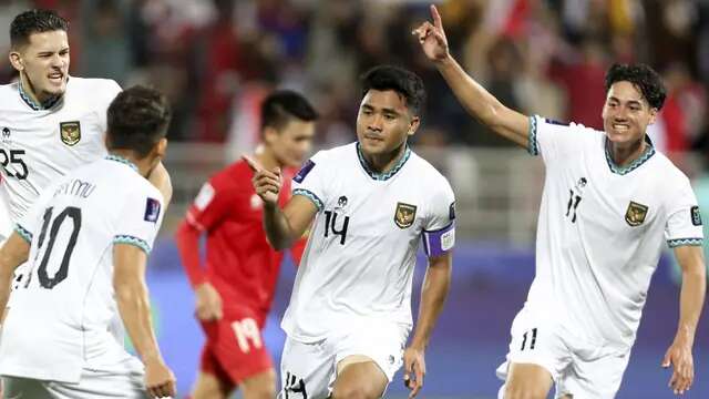 Selebrasi bek Timnas Indonesia, Asnawi Mangkualam (tengah) setelah menjebol gawang Vietnam melalui eksekusi penalti pada laga kedua Grup D Piala Asia 2023 di Abdullah Bin Khalifa Stadium, Doha, Qatar, Jumat (19/1/2024). (AP Photo/Hussein Sayed)