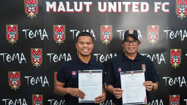Manahati Lestusen (kiri) diperkenalkan sebagai pemain baru Malut United. (Dok. Malut United)