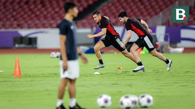 Pemain Timnas Indonesia, Jay Idzes (tengah) dan Sandy Walsh saat latihan resmi menjelang laga putaran ketiga Grup C Kualifikasi Piala Dunia 2026 di Stadion Utama Gelora Bung Karno (SUGBK), Senayan, Jakarta, Senin (24/03/2025). (Bola.com/Bagaskara Lazuardi)