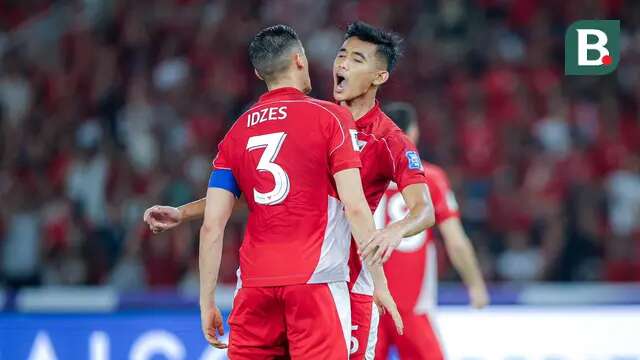 Pemain Timnas Indonesia, Rizky Ridho dan Jay Idzes merayakan kemenangan atas Bahrain pada laga kedelapan putaran ketiga Grup C kualifikasi Piala Dunia 2026 di Stadion Utama Gelora Bung Karno, Jakarta, Selasa (25/3/2025) malam WIB. (Bola.com/Bagaskara Lazuardi)