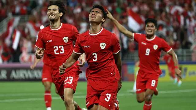 Selebrasi pemain Timnas Indonesia U-23, Muhammad Ferarri (tengah) setelah mencetak gol ke gawang Uzbekistan U-23 yang akhirnya dianulir VAR pada laga semifinal Piala Asia U-23 2024 di Abdullah bin Khalifa Stadium, Doha, Qatar, Senin (29/4/2024). (AFP/Karim Jaafar)