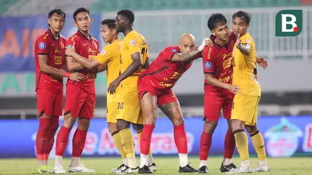 Para pemain Persija Jakarta dijaga ketat oleh pemain Semen Padang Persija Jakarta vs Semen Padang pada laga pekan ke-30 Liga 1 2024/2025 di Stadion Pakansari, Kabupaten Bogor, Minggu (27/4/2025). (Bola.com/Abdul Aziz)