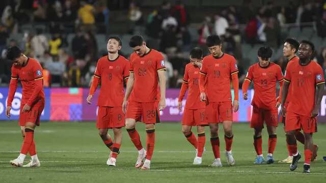 Ekspresi kecewa pemain China setelah kalah dari Australia pada laga lanjutan Grup C Kualifikasi Piala Dunia 2026 yang berlangsung di Adelaide Oval, Adelaide, Australia, Kamis (10/10/2024). (AP Photo/James Elsby)