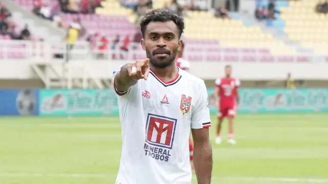 Selebrasi winger Malut United, Yacob Sayuri, usai mencetak gol ke gawang Persis Solo di BRI Liga 1 2024/2025, Sabtu (12/4/2025) sore WIB. Pertandingan berakhir dengan skor 3-1 untuk kemenangan Malut United. (Bola.com/Gatot Sumitro)