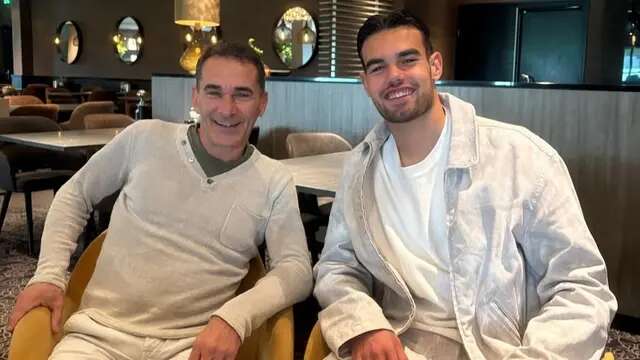 Pelatih Timnas Indonesia U-23, Gerald Vanenburg, menemui striker timnas U-20 dan FC Dordrecht U-21 di Belanda, Jens Raven. (Bola.com/Dok.Instagram Gerald Vanenburg).