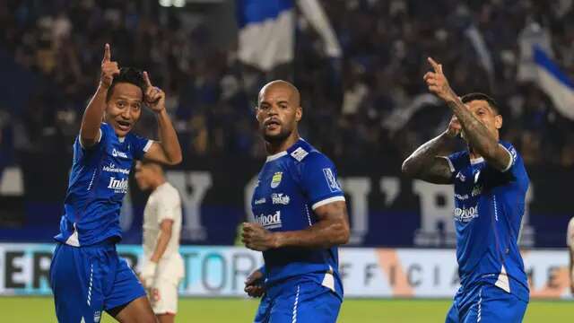 Momen Persib Bandung kalahkan Malut United FC pada pekan ke-14 BRI Liga 1 2024/2025 di Stadion GBLA, Kota Bandung, Jumat (13/12/2024) malam. (Erwin Snaz/Bola.com)