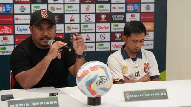 Pelatih Malut United, Imran Nahumarury bersama bek kanan senior, Bagus Nirwanto. (Dok. Malut United)