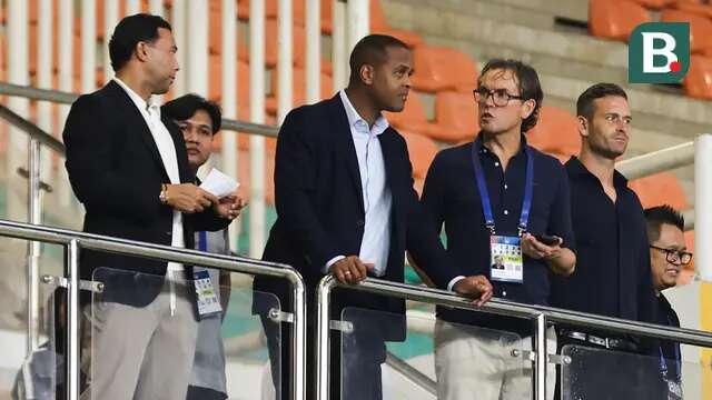 Patrick Kluivert bersama empat asistennya yang meliputi Alex Pastoor, Gerald Vanenburg, Denny Landzaat, dan Sjoerd Woudenberg hadir ketika Dewa United menjamu Persija di Stadion Pakansari, Kabupaten Bogor, pada Sabtu (8/2/2025) malam WIB. (Bola.com/Abdul Aziz)