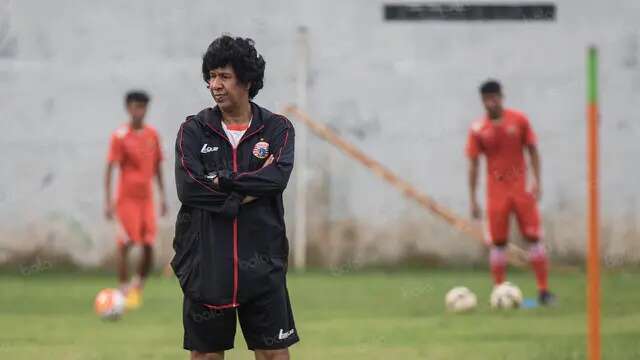 Pelatih Persija Jakarta, Muhammad Zein Alhadad, memimpin latihan jelang laga TSC 2016 melawan Persela Lamongan di Lapangan Villa 2000, Tanggerang Selatan, Banten, Selasa (13/9/2016). (Bola.com/Vitalis Yogi Trisna)