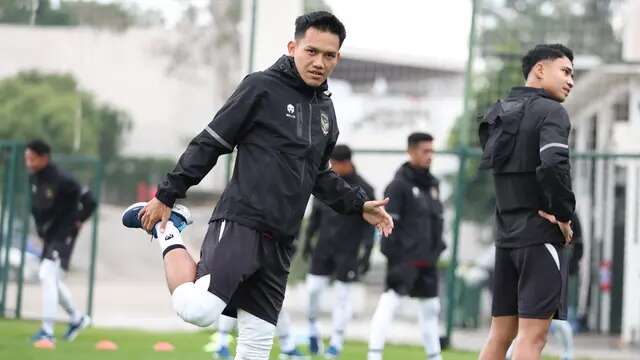 Pemain Timnas Indonesia, Witan Sulaiman, melakukan peregangan otot saat mengikuti pemusatan latihan di Turki, Kamis (21/12/2023). (Dok. PSSI)