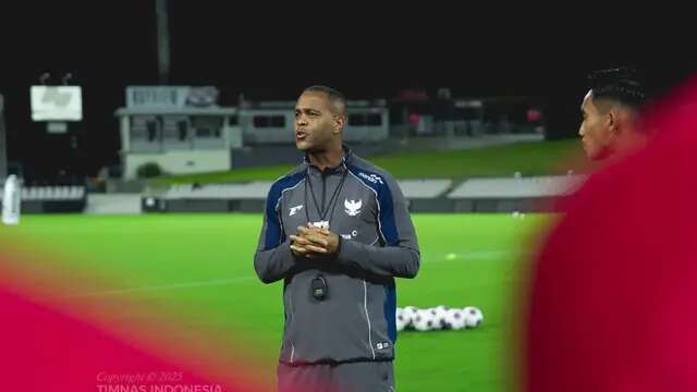 Pelatih kepala Timnas Indonesia, Patrick Kluivert sesi latihan perdana Timnas Merah-Putih di Stadion Netstrata Jubilee, Sydney, Selasa (18/3/2025) malam jelang laga melawan Timnas Australia (Dok. PSSI)