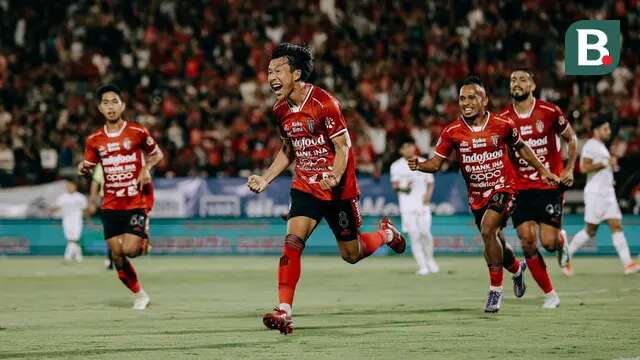 Pemain Bali United, Mitsuru Maruoka, berlari merayakan suksesnya mencetak gol ke gawang Persis Solo. (Bola.com/Alit Binawan)
