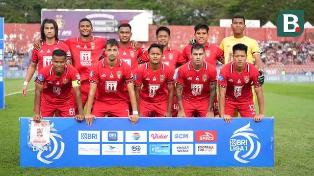Pemain Malut United memakai pita hitam saat melawan Persik sebagai tanda berduka atas musibah banjir bandang yang melanda Ternate. (Bola.com/Gatot Sumitro)