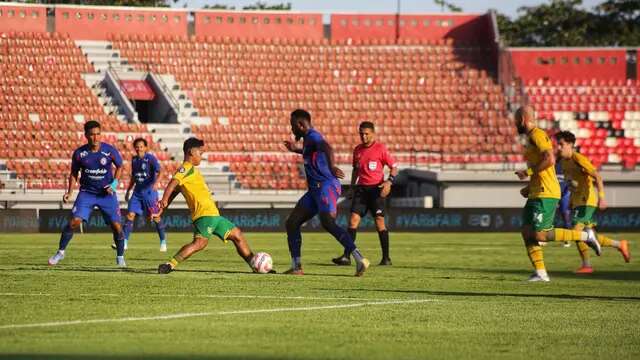 Penyerang Arema FC Charles Lokolingoy saat berduel dengan pemain Persebaya Surabaya di Stadion Kapten I Wayan Dipta. (Alit Binawan/Bola.com)