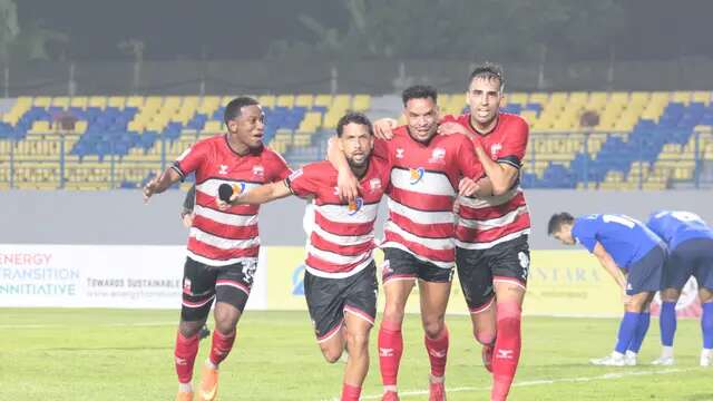 Pemain Madura United merayakan gol ke gawang Tainan City dalam laga AFC Challenge League 2024/2025 di Stadion Gelora Joko Samudro, Gresik, Kamis (13/3/2025). Madura United menang telak 3-0 dalam laga ini. (Bola.com/Wahyu Pratama)