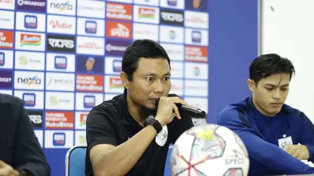 Pelatih interim PSIS Semarang, Muhammad Ridwan, saat memberikan keterangan dalam sesi konferensi pers jelang laga melawan Persita Tangerang pada pekan ke-27 kompetisi BRI Liga 1 2022/2023. (Dok PSIS)