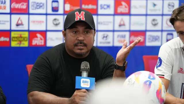 Pelatih Malut United, Imra Nahumarury memberikan pernyataan dalam sesi konferensi pers selepas laga melawan Borneo FC Samarinda di Stadion Gelora Kie Raha, Ternate, Senin (10/2/2025). (Dok. Malut United)
