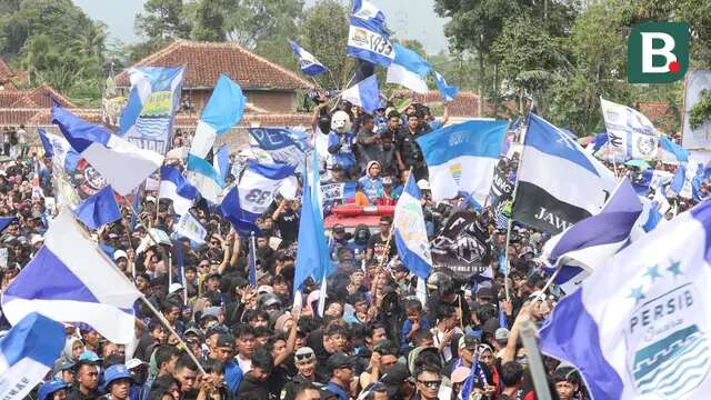 Ribuan fans Persib Bandung atau sering disapa Bobotoh memadati kediaman Umuh Muchtar saat merayakan gelar juara BRI Liga 1 2023/2024 di Tanjungsari, Sumedang, Minggu (02/06/2024). (Bola.com/M Iqbal Ichsan)