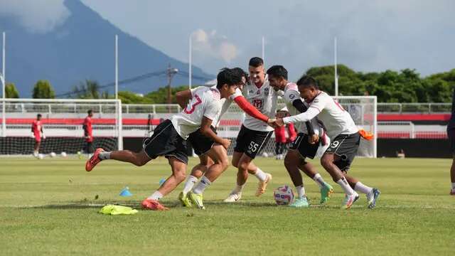 Para pemain Malut United  menjalani laga resmi di Stadion Gelora Kie Raha, Ternate, Kamis (1/5/2025). Mereka akan menjamu Persib di lokasi yang sama, Jumat (2/5/2025). (Dok. Malut United).