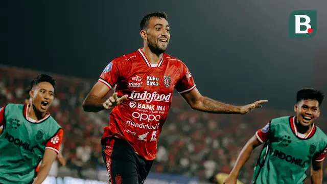 Pemain Bali United, Everton Nascimento (tengah) berlari merayakan gol yang ia cetak ke gawang Barito Putera pada BRI Liga 1 2024/2025. (Bola.com/Alit Binawan)