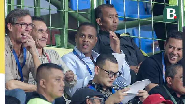 Pelatih Timnas Indonesia, Patrick Kluivert (melihat ke kamera) ditemani Alex Pastoor, Gerald Vanenburg, dan Denny Landzaat, berada di tribune penonton Stadion Patriot Candrabhaga Bekasi, Minggu (2/2/2025) malam WIB. Keempat staf kepelatihan Tim Garuda itu memantau pemain dalam laga Persija Jakarta kontra PSBS Biak. (Bola.com/Bagaskara Lazuardi)