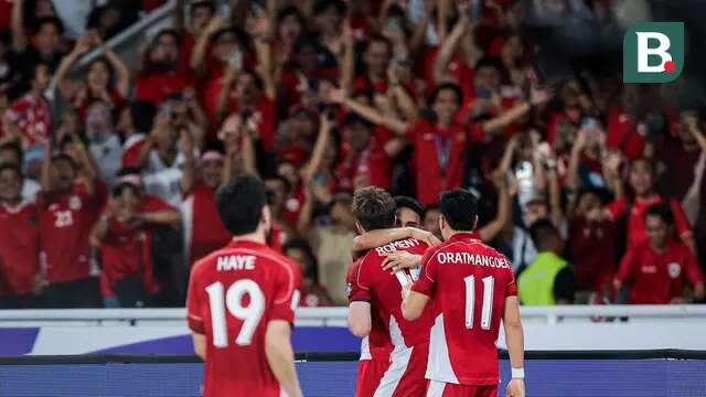 Pemain Timnas Indonesia, Ole Romeny dan Marselino Ferdinan melakukan selebrasi setelah mencetak gol ke gawang Bahrain pada laga kedelapan putaran ketiga Grup C kualifikasi Piala Dunia 2026 di Stadion Utama Gelora Bung Karno, Jakarta, Selasa (25/3/2025) malam WIB. (Bola.com/Bagaskara Lazuardi)