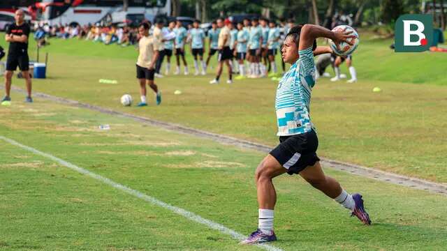 Bek kiri Timnas Indonesia U-16, Fabio Azka Irawan, saat memperagakan lemparan ke dalam jarak jauh ala Pratama Arhan dalam sesi uji coba melawan SSB Terang Bangsa di Lapangan Yogyakarta Independent School (YIS), Sleman, Jumat (31/5/2024). (Bola.com/Radifa Arsa)