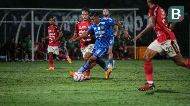 Para pemain Bali United mengawal pergerakan pemain Persib Bandung, Febri Hariyadi dalam duel Championship Series BRI Liga 1 2023/2024, Selasa (14/5/2024) malam WIB. (Bola.com/Alit Binawan)