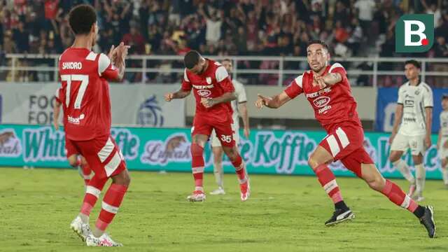 Gelandang asing Persis Solo, Lautaro Belleggia, saat merayakan golnya yang dicetak ke gawang Persija Jakarta pada pertandingan pekan ke-20 BRI Liga 1 2024/2025 di Stadion Manahan, Solo, Minggu (25/1/2025). (Bola.com/Radifa Arsa)